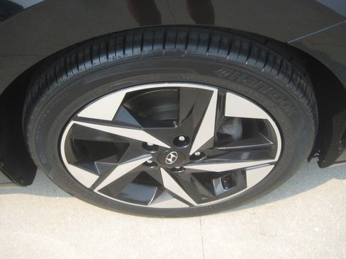 Used 2023 Hyundai Elantra SEL w/ Convenience Package FWD image 9