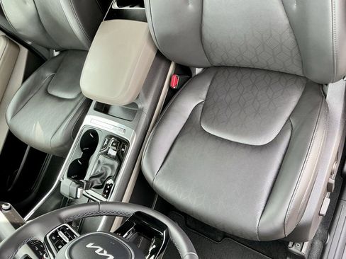 Used 2025 Kia Carnival EX image 40