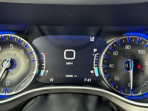 Used 2024 Chrysler Pacifica Touring-L FWD image 27
