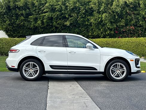 Certified 2025 Porsche Macan AWD/4WD image 9