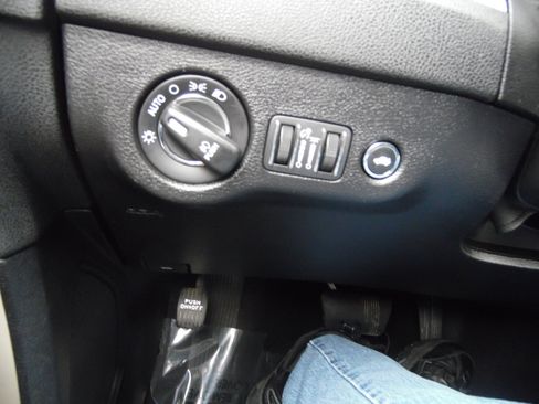 Used 2019 Chrysler 300 Limited image 29