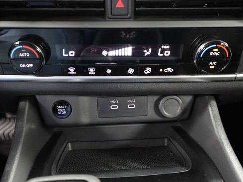 Used 2024 Nissan Rogue SV AWD/4WD image 16