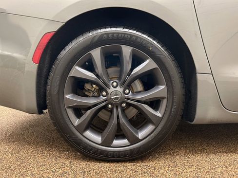 Used 2020 Chrysler Pacifica Limited w/ Quick Order Package 27H Red S image 28