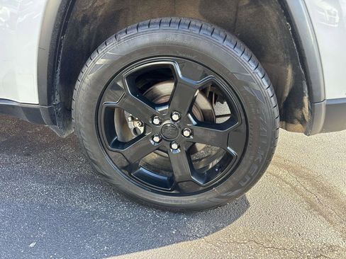 Used 2019 Jeep Grand Cherokee Laredo image 5