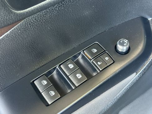Used 2017 Toyota Highlander LE FWD image 13