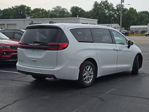 Used 2023 Chrysler Pacifica Touring-L FWD image 47
