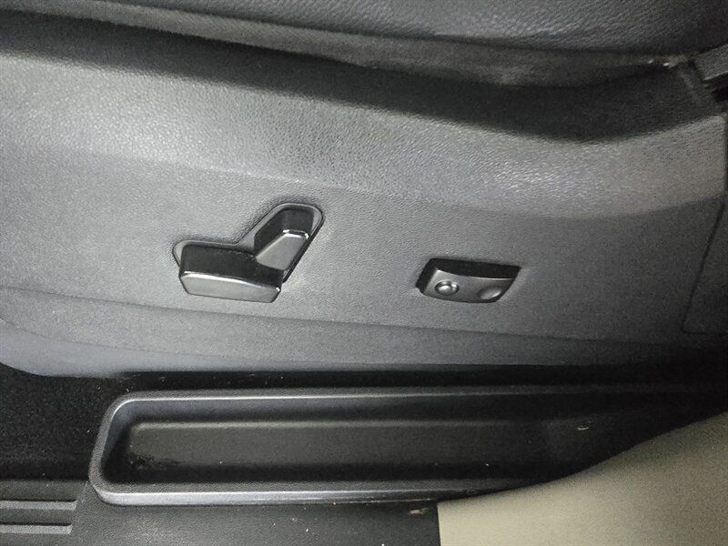 Used 2015 Chrysler Town & Country Touring w/ Driver Convenience Group FWD image 20
