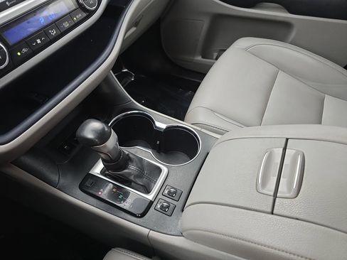 Used 2019 Toyota Highlander XLE image 26