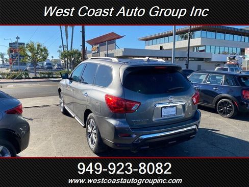 Used 2019 Nissan Pathfinder SV image 4