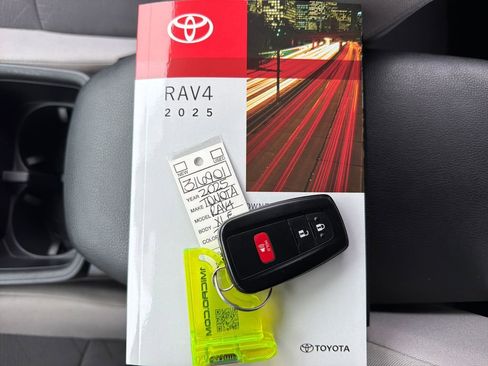 Used 2025 Toyota RAV4 XLE FWD image 36