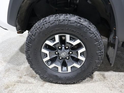 Used 2017 Toyota Tacoma TRD Off-Road w/ Tow Package (A/T) image 9