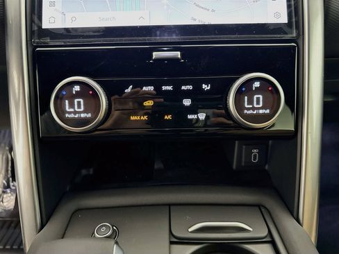 New 2026 Land Rover Discovery Limited Edition AWD/4WD image 16