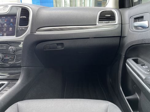 Used 2022 Chrysler 300 Touring image 28