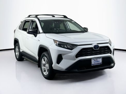 Used 2019 Toyota RAV4 LE image 3