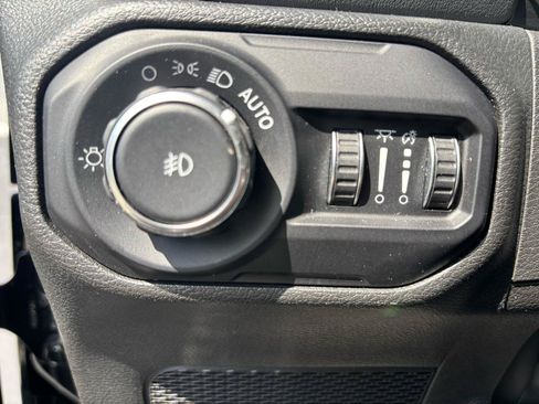 Used 2022 Jeep Wrangler Unlimited Sahara w/ LED Lighting Group AWD/4WD image 15