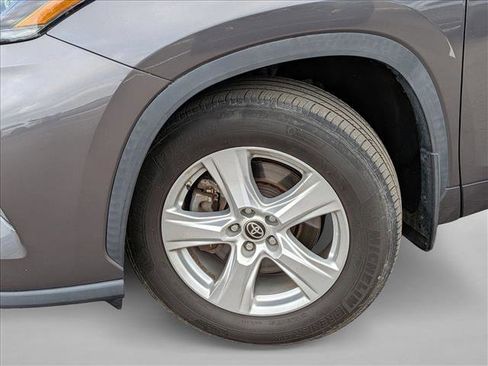 Used 2021 Toyota Highlander LE AWD/4WD image 10
