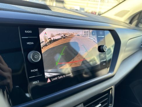 Used 2023 Volkswagen Taos SE w/ Panoramic Sunroof Package image 22