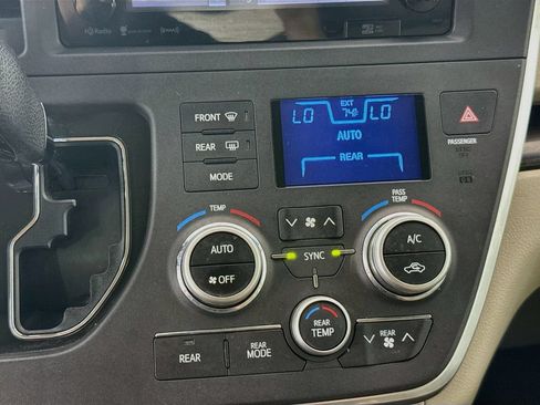 Used 2017 Toyota Sienna XLE Premium FWD image 18