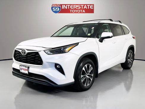 Used 2023 Toyota Highlander XLE image 3