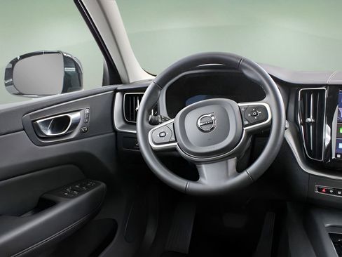 Certified 2025 Volvo XC60 B5 Core image 37