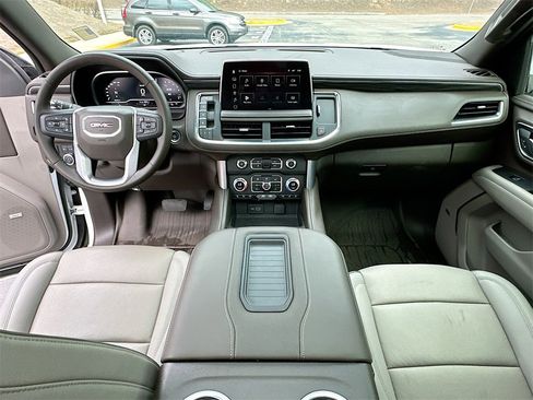 Used 2023 GMC Yukon XL SLT w/ SLT Premium Package image 3