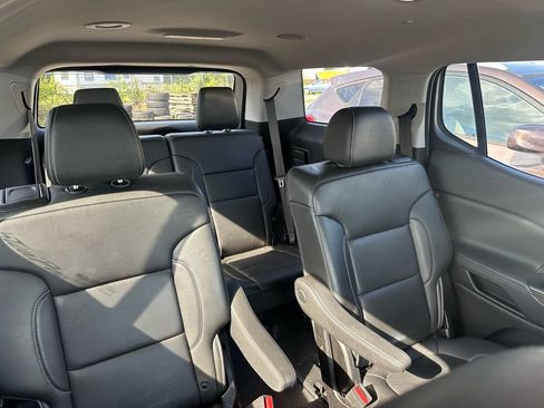 Used 2023 GMC Acadia SLT AWD/4WD image 3