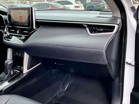 Used 2025 Toyota Corolla Cross XLE w/ Convenience Package image 15