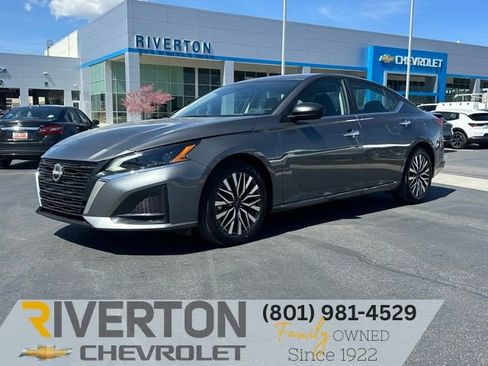 Used 2025 Nissan Altima 2.5 SV FWD image 1