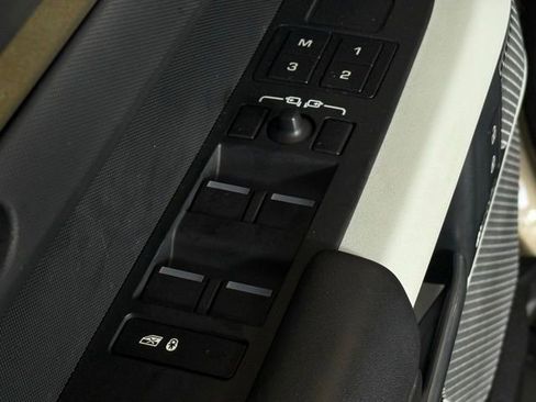 Used 2023 Land Rover Defender 130 X-Dynamic SE image 28