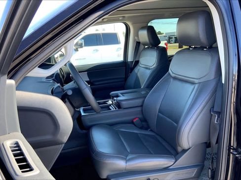 Certified 2025 Ford Expedition Active image 8