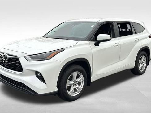 Used 2025 Toyota Highlander LE AWD/4WD image 3