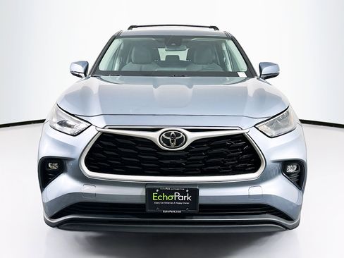 Used 2023 Toyota Highlander LE image 2