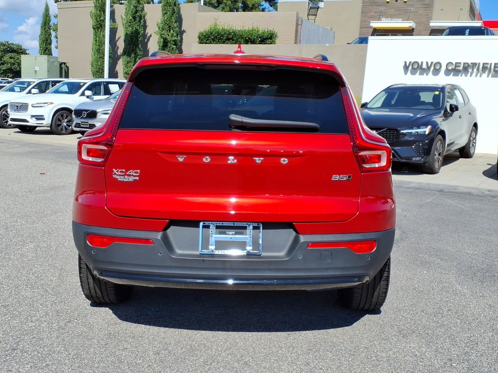 Certified 2025 Volvo XC40 B5 Plus AWD/4WD image 4