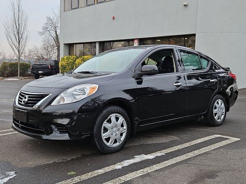 Used 2014 Nissan Versa SV image 3