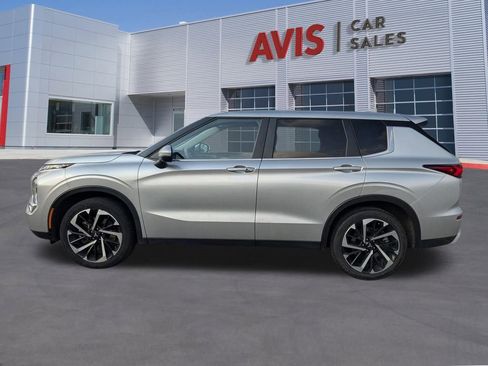 Used 2024 Mitsubishi Outlander SE image 2