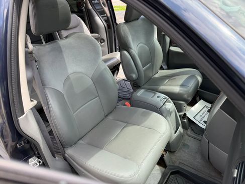 Used 2007 Chrysler Town & Country Limited FWD image 9