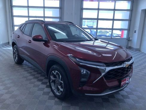 Used 2025 Chevrolet Trax LT w/ LT Convenience Package image 37