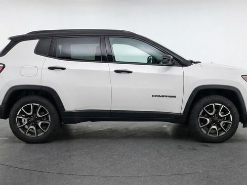 Used 2025 Jeep Compass Trailhawk image 11