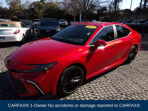 Used 2025 Toyota Camry SE image 3