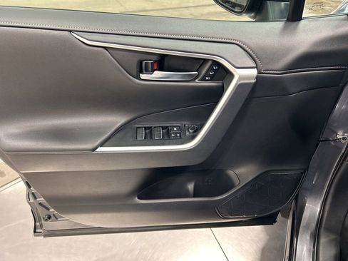 Used 2019 Toyota RAV4 Limited image 13