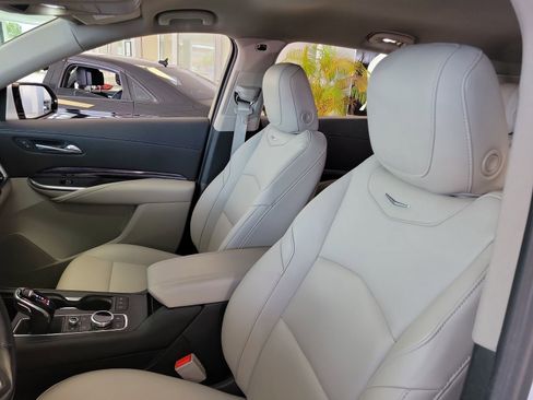 Used 2022 Cadillac XT4 Luxury w/ Driver Awareness Package FWD image 11