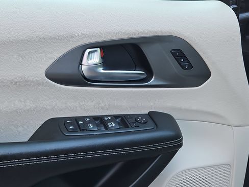 Used 2023 Chrysler Pacifica Touring-L FWD image 19