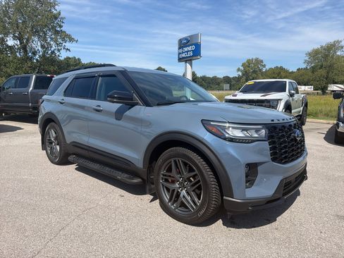 Certified 2025 Ford Explorer ST-Line w/ Premium Package RWD image 3