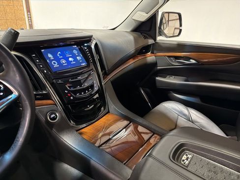 Used 2017 Cadillac Escalade ESV Luxury image 22