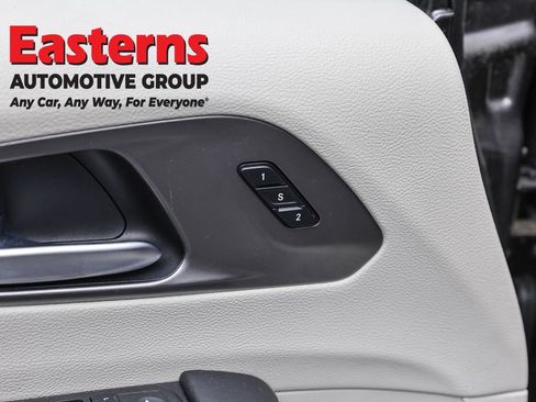 Used 2022 Chrysler Pacifica Touring-L w/ Uconnect Theater Family Group FWD image 21