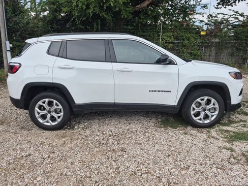 Used 2025 Jeep Compass Latitude w/ Sun & Sound Group AWD/4WD image 5