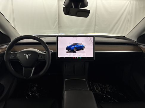 Used 2024 Tesla Model Y Long Range AWD/4WD image 16