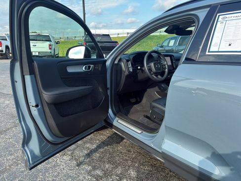 Used 2023 Volvo XC40 B4 Ultimate FWD image 9