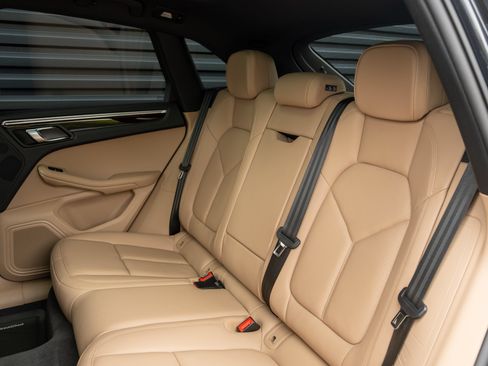 Certified 2023 Porsche Macan AWD/4WD image 35