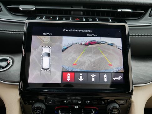 Used 2024 Jeep Grand Cherokee Limited w/ Luxury Tech Group II image 27